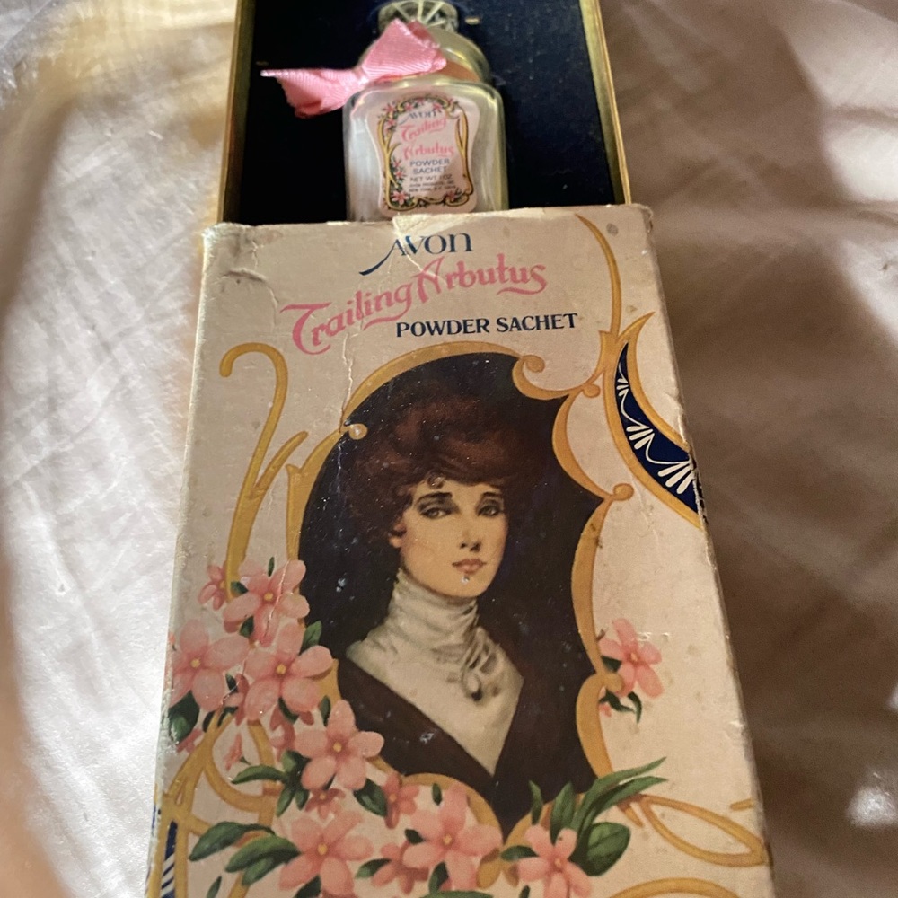 Vintage AVON 1975 Trailing Arbutus
Powder Sachet w/Original Box
Collectible 1 oz - Picture 3 of 4